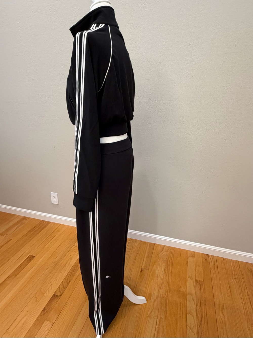 ALO Yoga Track Star Set Black Cropped Full Zip Jacket + Wide Leg Pant Small - Picture 6 of 8